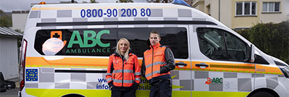 Team der ABC Ambulanz vor dem KTW — Krankentransport Berlin