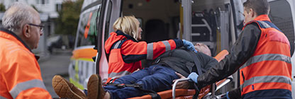 Sicheres Einladen mit Trage — Krankentransport der ABC Ambulanz Berlin