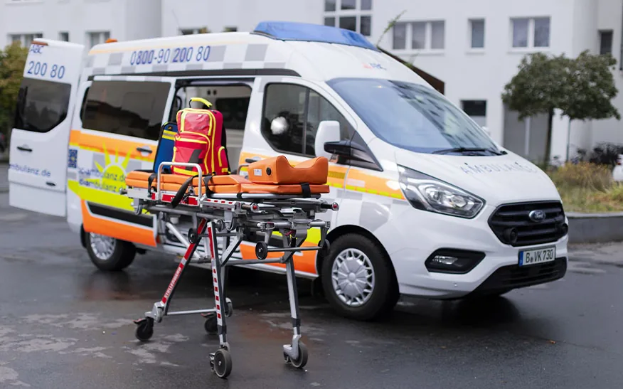 Krankentransportwagen der ABC Ambulanz mit Fahrtrage — bereit für die Auslandsfahrt