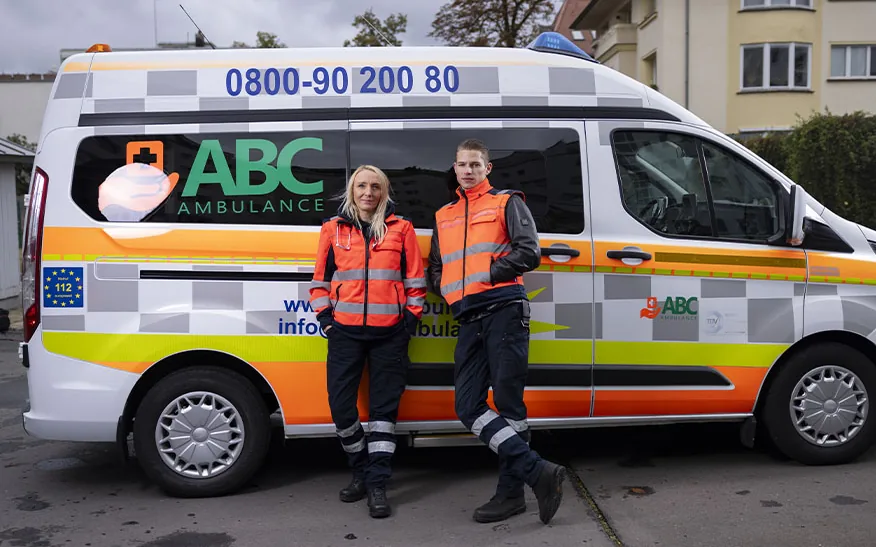 Team der ABC Ambulanz vor dem Krankentransportwagen in Berlin